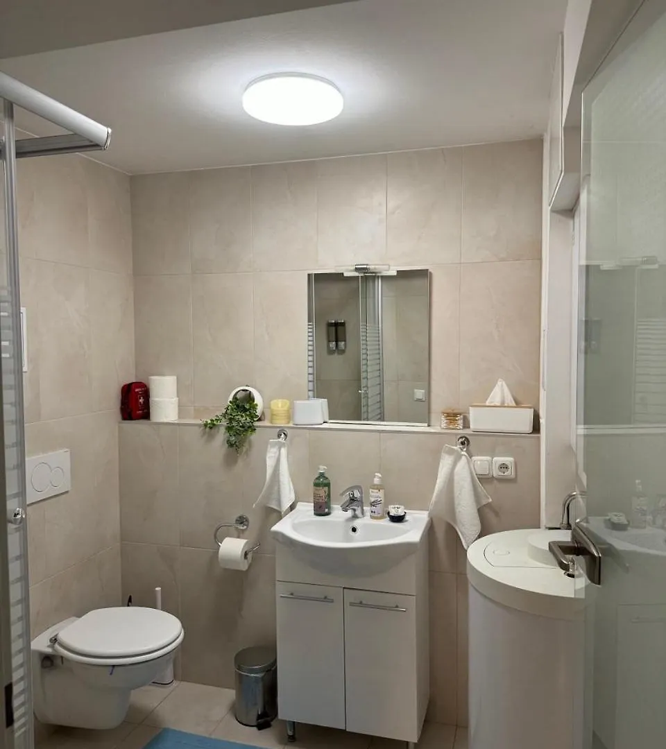 Appartement House Floor, Garden With Whirlpool, Small Breakfast, Vienna Thermal Baths, Close To U1 Station